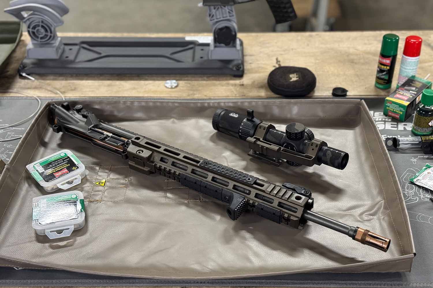 Unterlage für Waffen oder Werkzeug Unterlage für Waffen oder Werkzeug